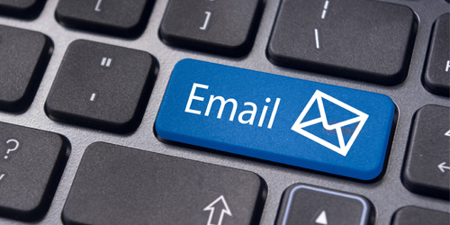 Contattaci via email